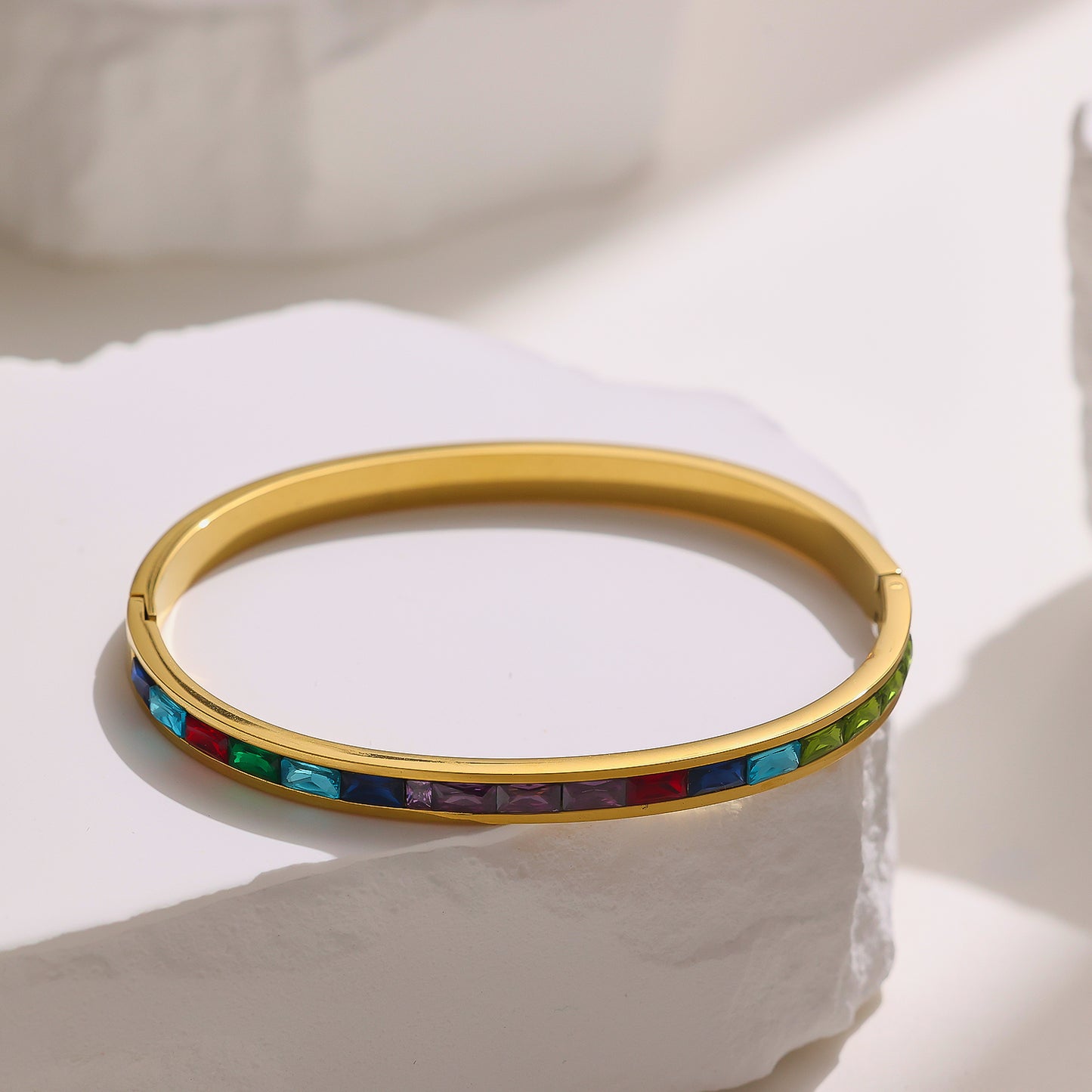 Edelstahlarmband mit 18 Karat Goldbeschichtung und farbigen Edelsteinen