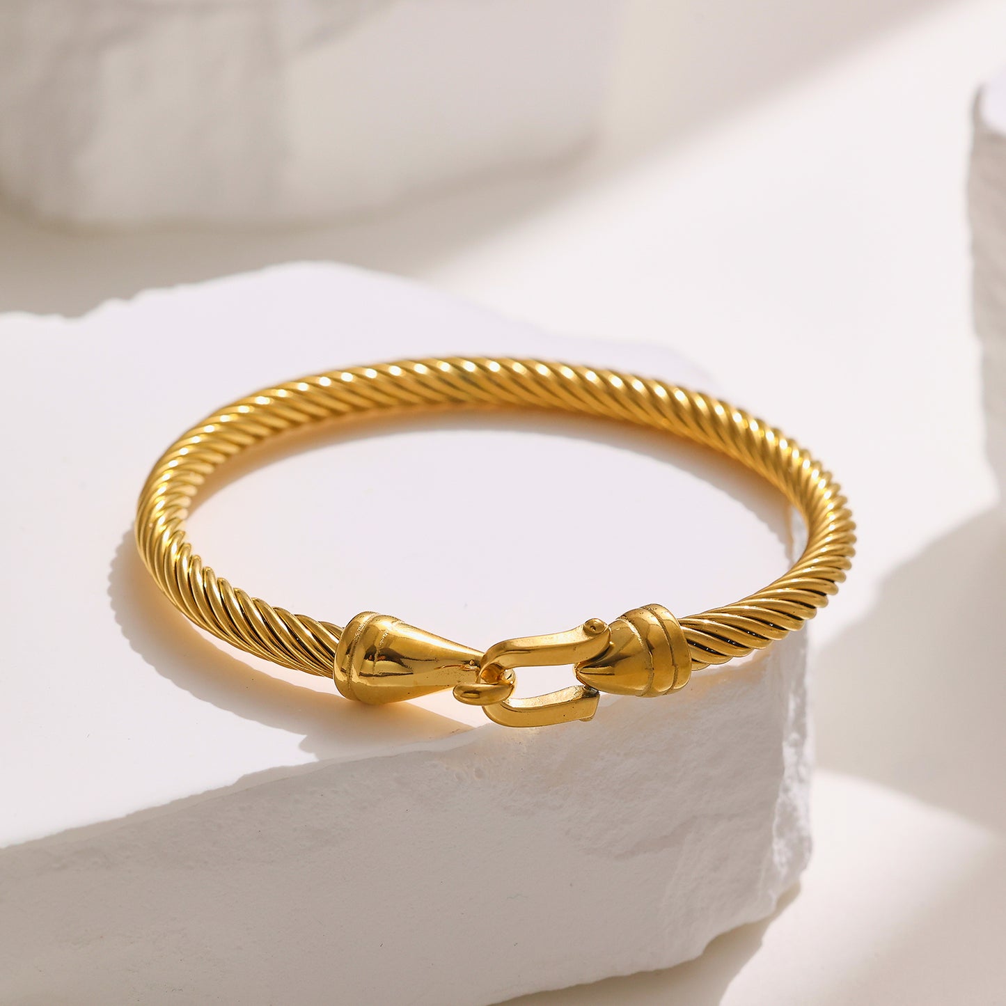 Edelstahlarmband mit 18 Karat Goldbeschichtung und Kordel