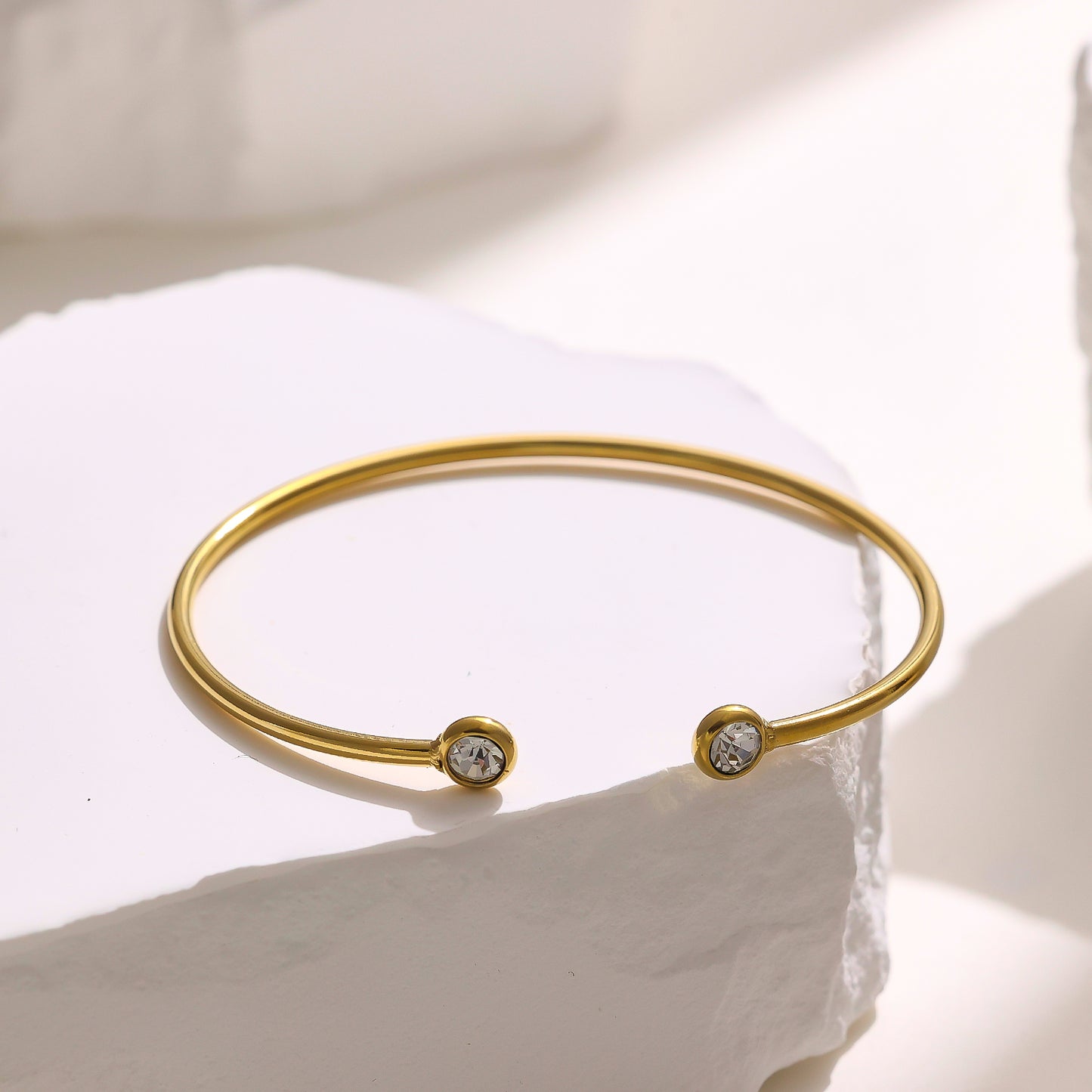 Bracelet à boucle semi-fermée à petits diamants plaqués acier inoxydable 18 carats