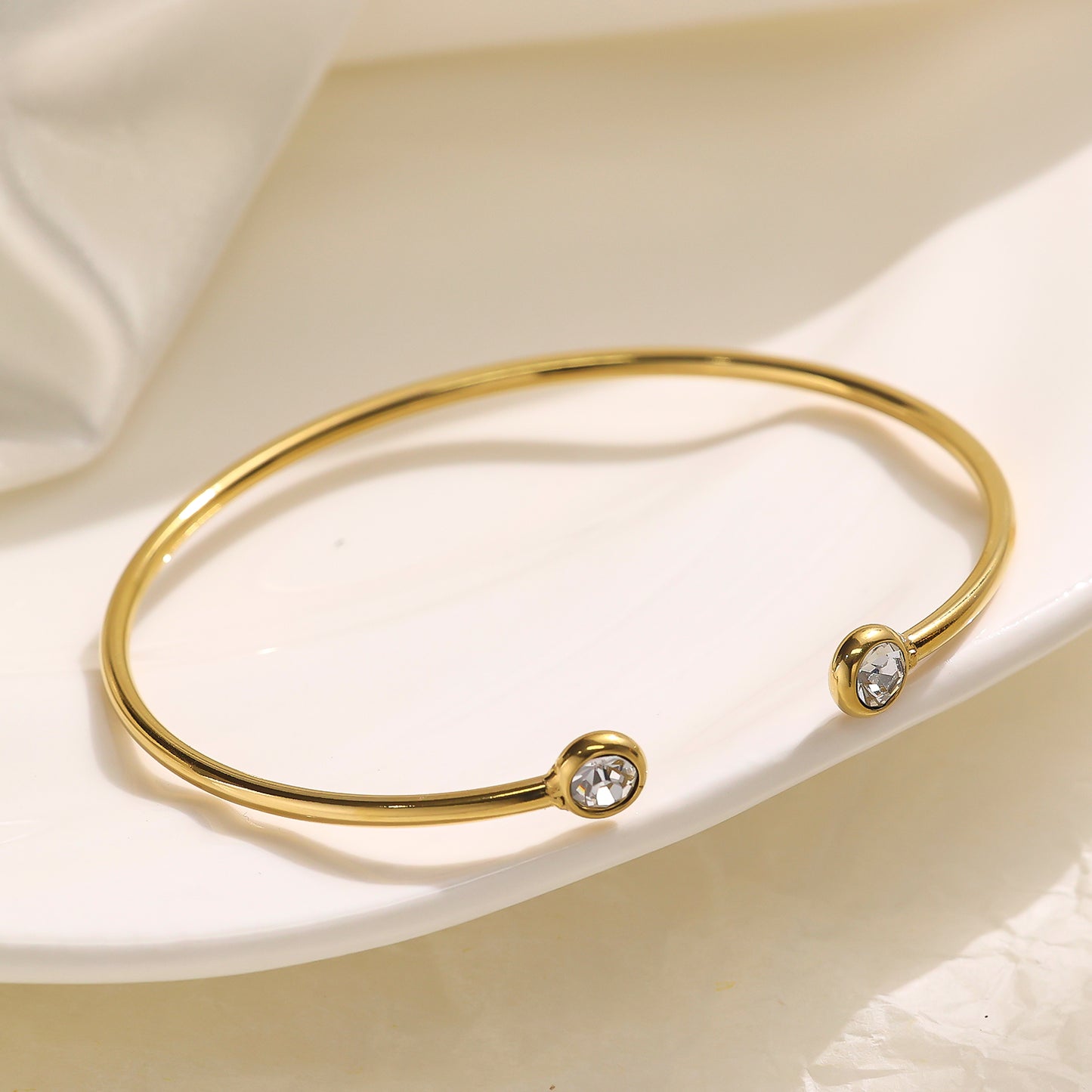 Bracelet à boucle semi-fermée à petits diamants plaqués acier inoxydable 18 carats