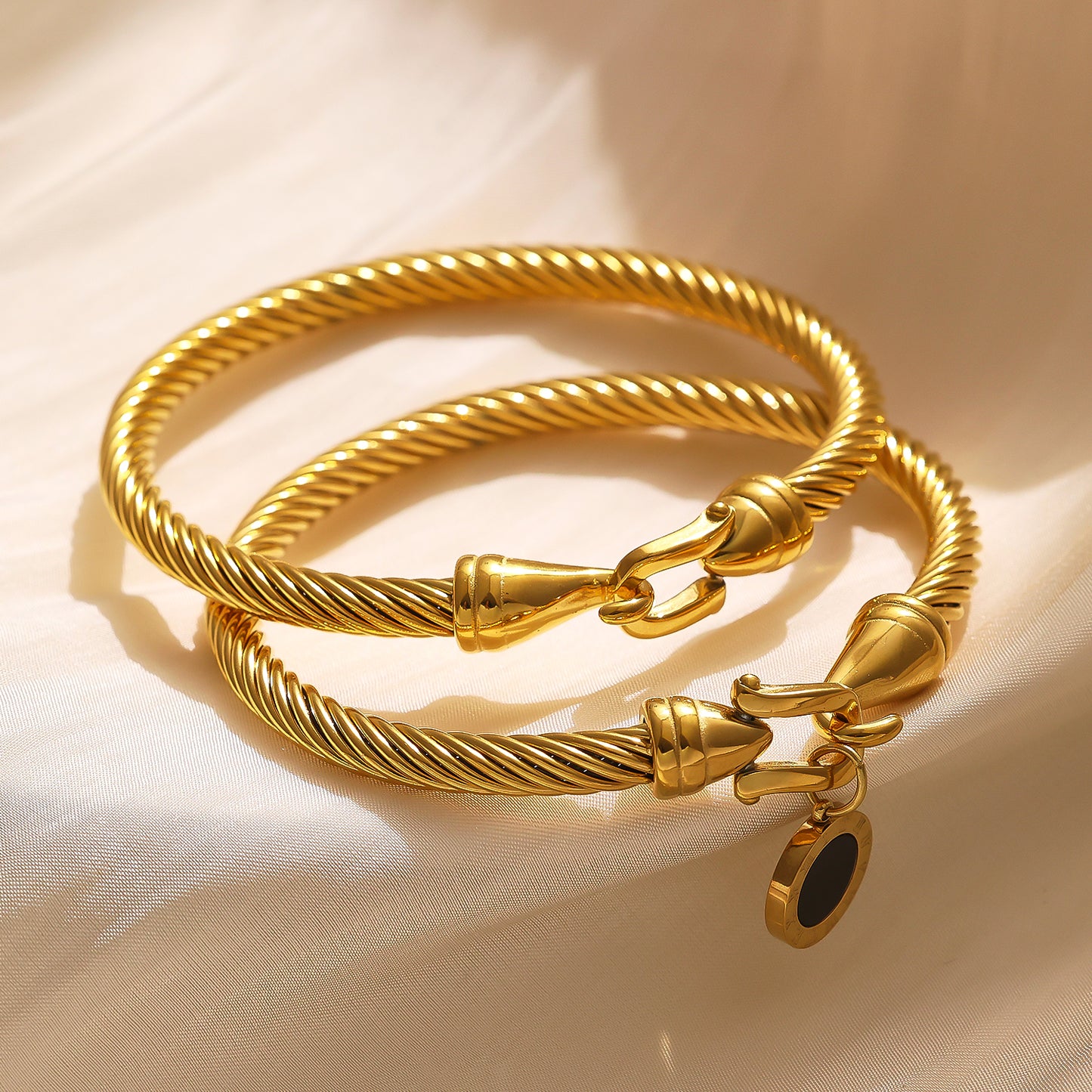 Edelstahlarmband mit 18 Karat Goldbeschichtung und Kordel