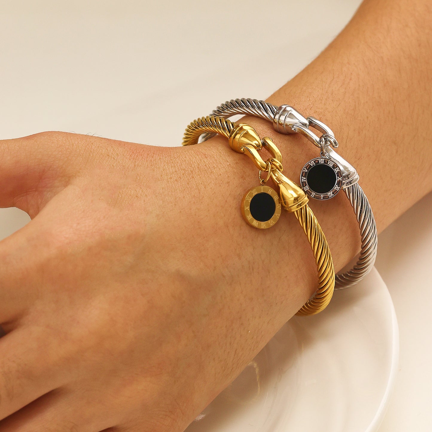 Edelstahlarmband mit 18 Karat Goldbeschichtung und Kordel