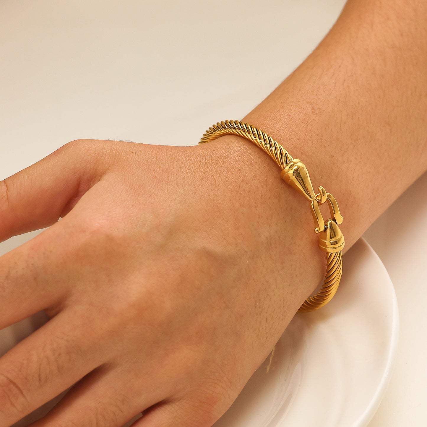 Edelstahlarmband mit 18 Karat Goldbeschichtung und Kordel