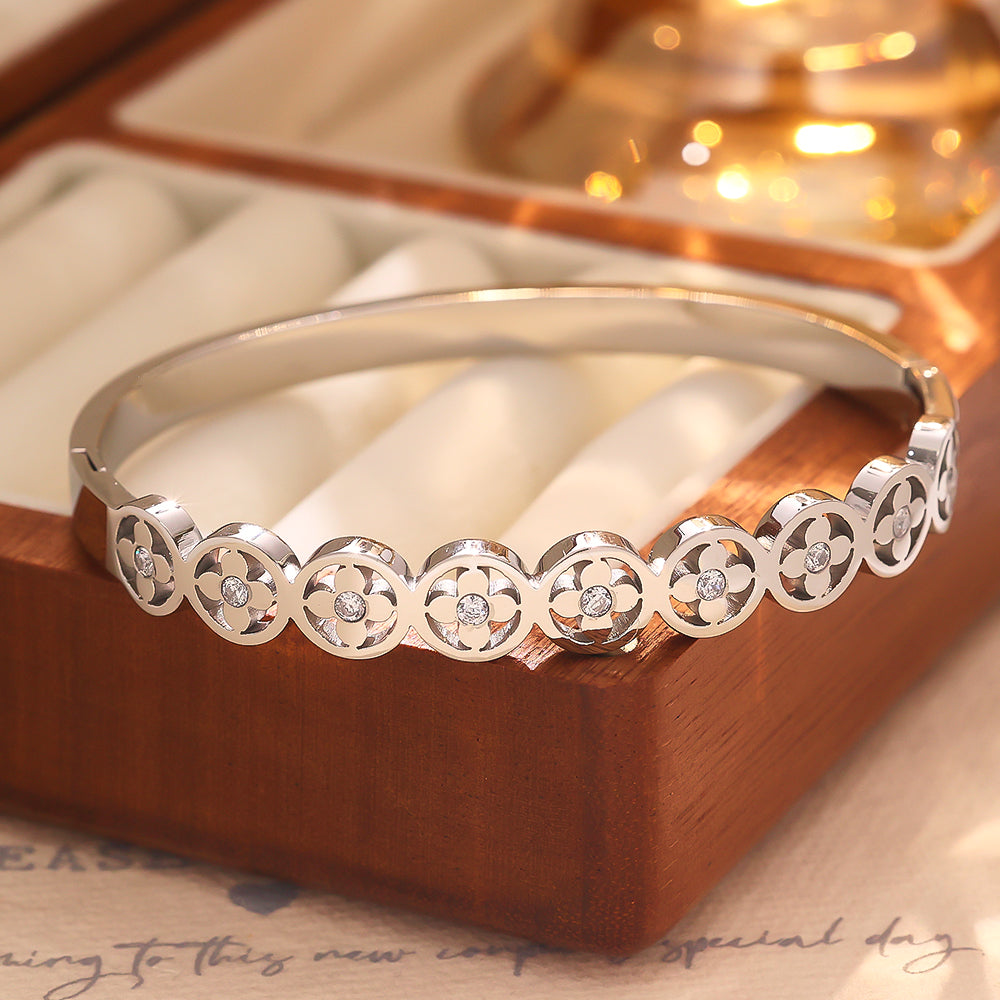 Armband aus Edelstahl mit 18 Karat Goldplattierung und vierblättrigem Kleeblatt