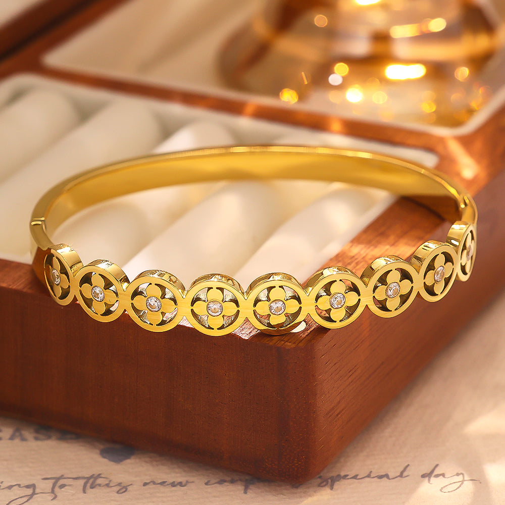 Armband aus Edelstahl mit 18 Karat Goldplattierung und vierblättrigem Kleeblatt