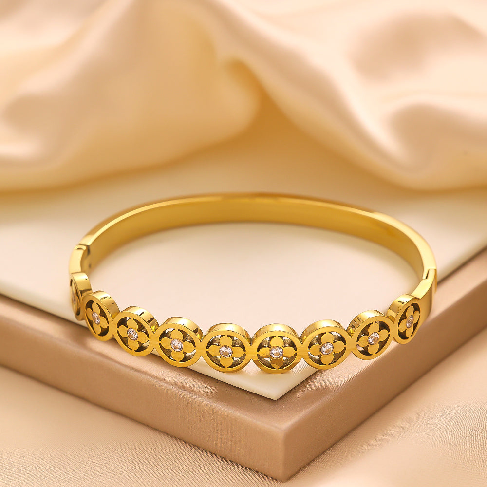 Armband aus Edelstahl mit 18 Karat Goldplattierung und vierblättrigem Kleeblatt