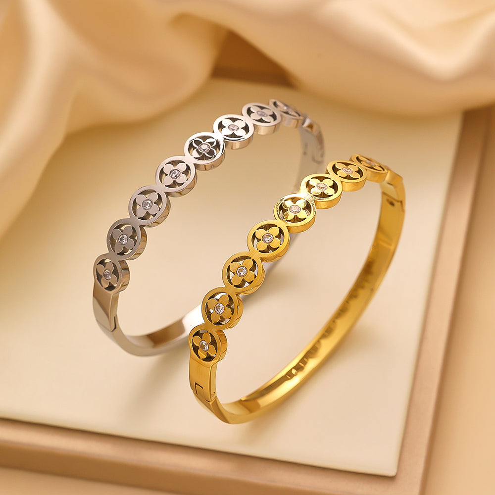 Armband aus Edelstahl mit 18 Karat Goldplattierung und vierblättrigem Kleeblatt