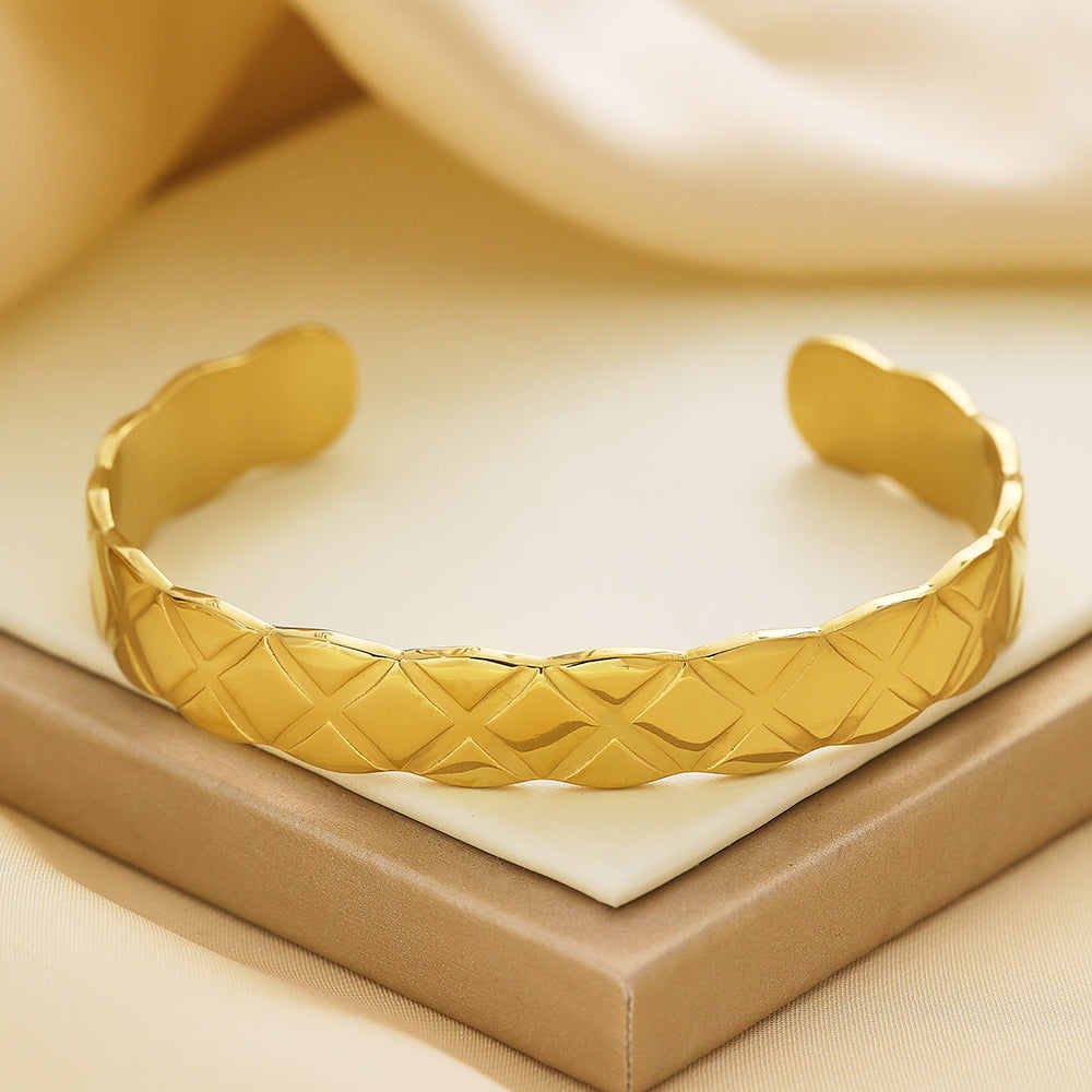 Bracelet semi-fermé en acier inoxydable plaqué or 18 carats