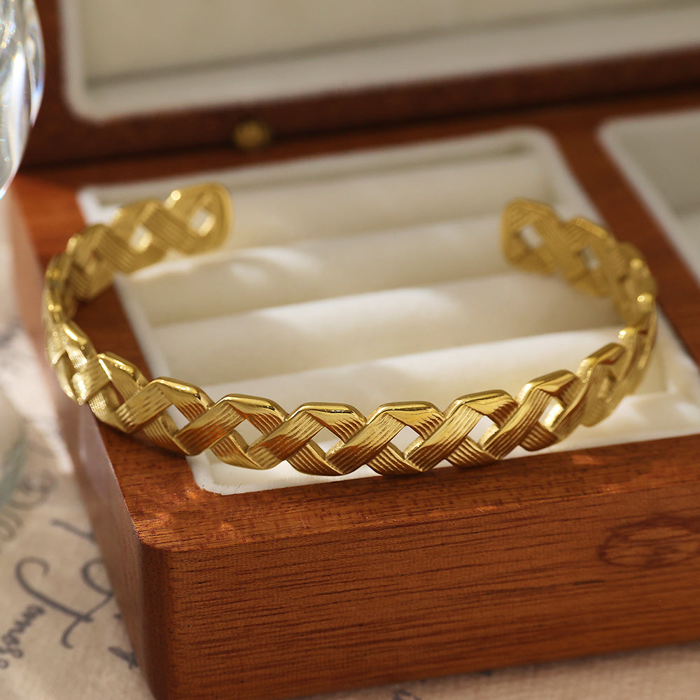 Bracelet en or semi-fermé entrelacé en acier inoxydable plaqué or 18 carats