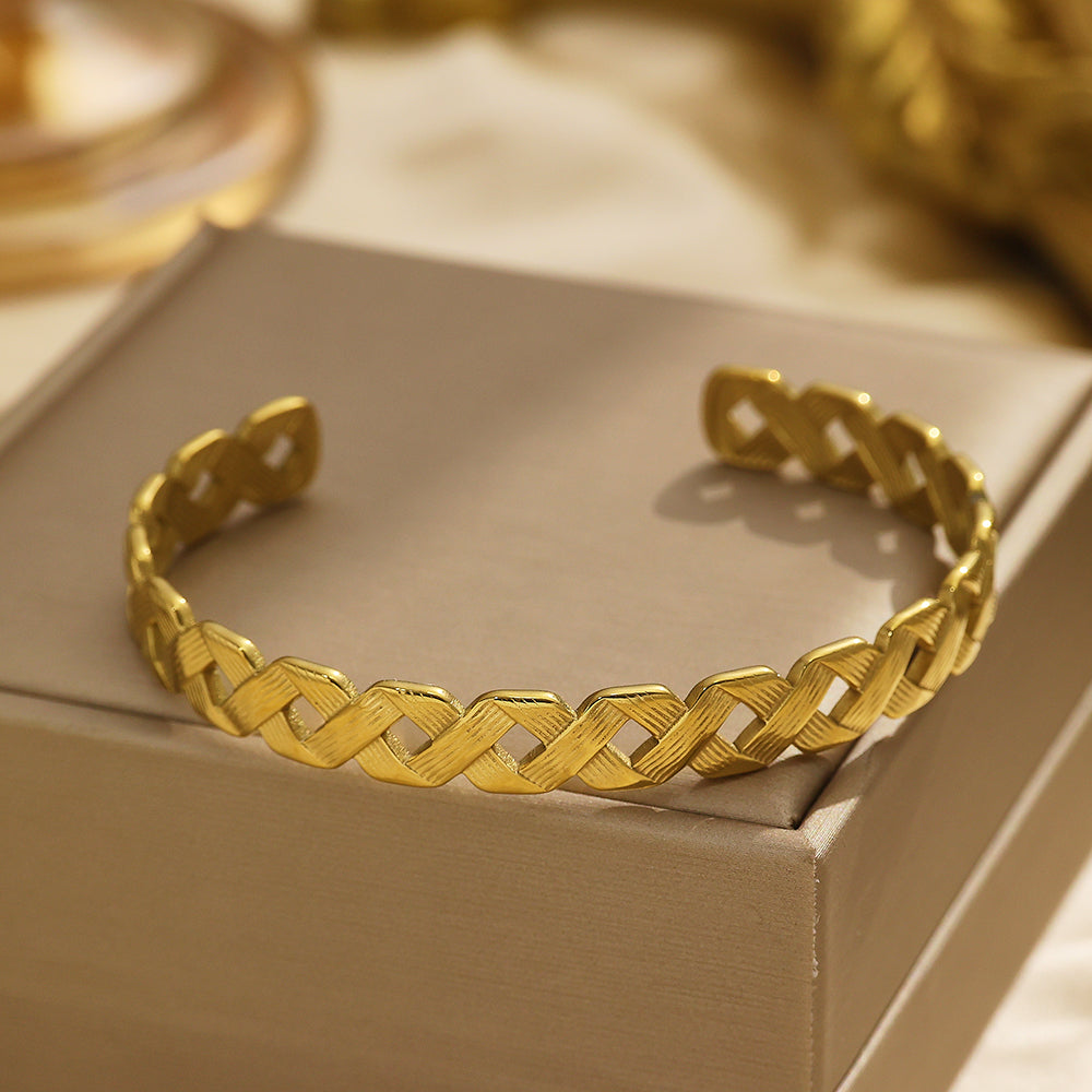 Bracelet en or semi-fermé entrelacé en acier inoxydable plaqué or 18 carats