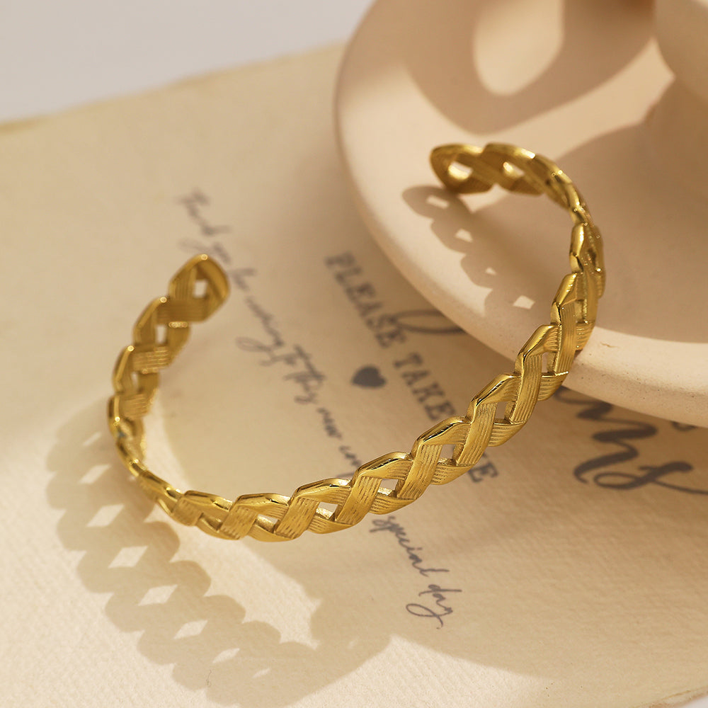 Bracelet en or semi-fermé entrelacé en acier inoxydable plaqué or 18 carats