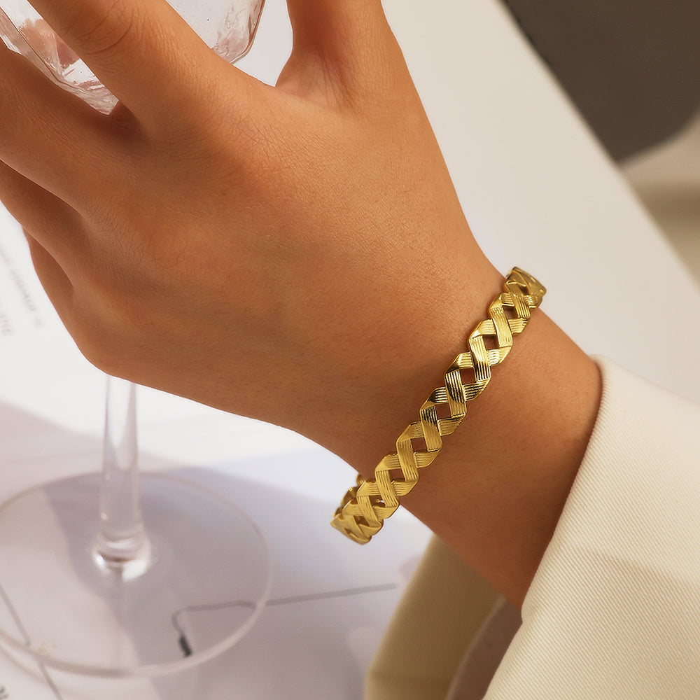 Bracelet en or semi-fermé entrelacé en acier inoxydable plaqué or 18 carats