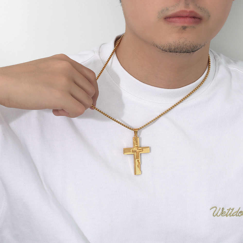 Collier croix design créatif en acier inoxydable plaqué or 18 carats pour hommes