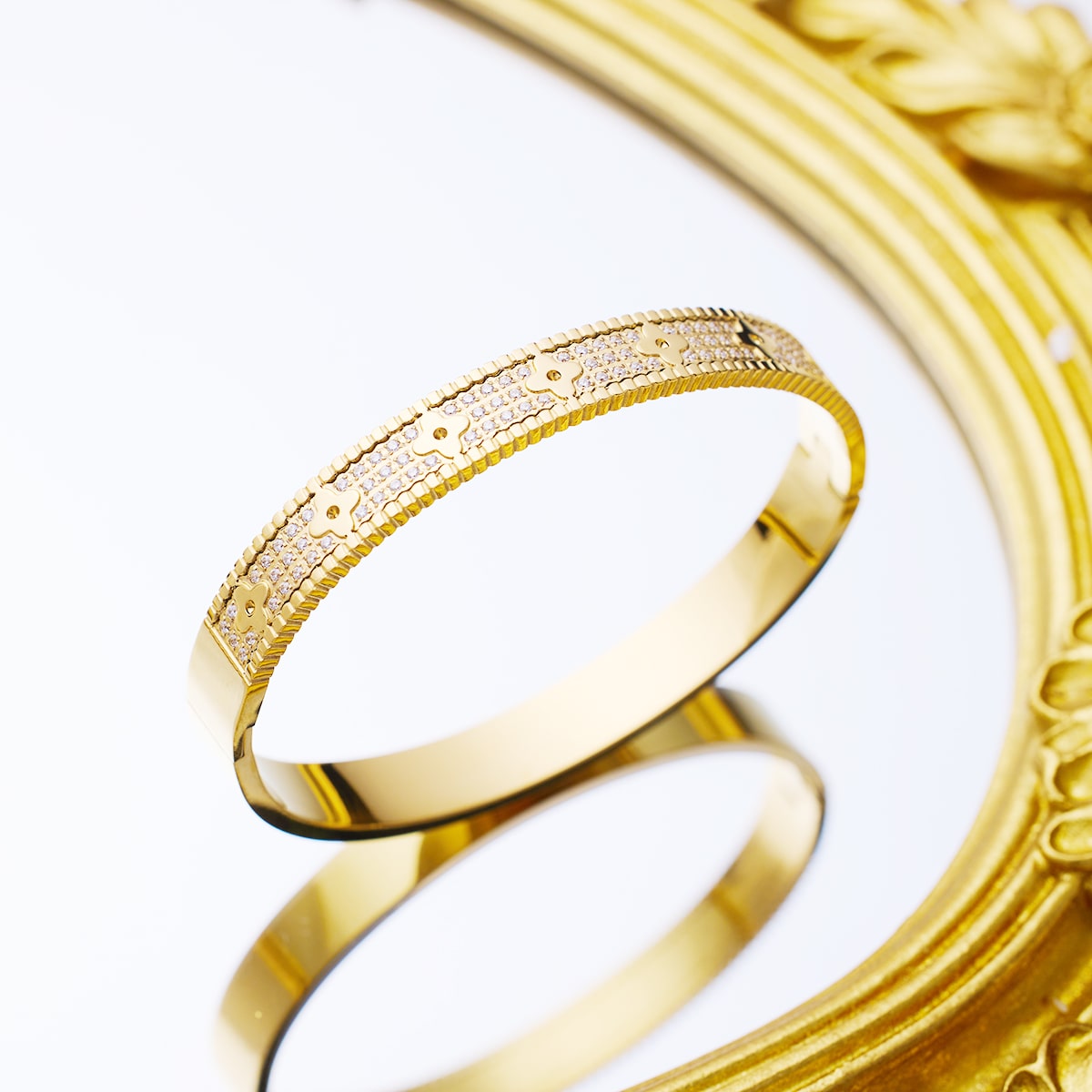 Armreif aus Edelstahl mit 18 Karat Goldplattierung und hohlem vierblättrigem Kleeblatt