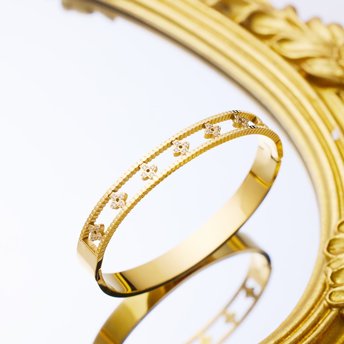 Armreif aus Edelstahl mit 18 Karat Goldplattierung und hohlem vierblättrigem Kleeblatt