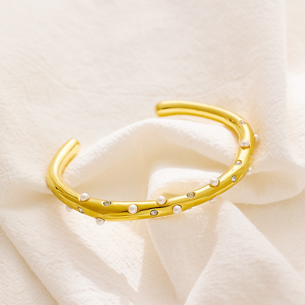 Armband mit C-Perlen und 18 Karat Goldauflage aus Edelstahl