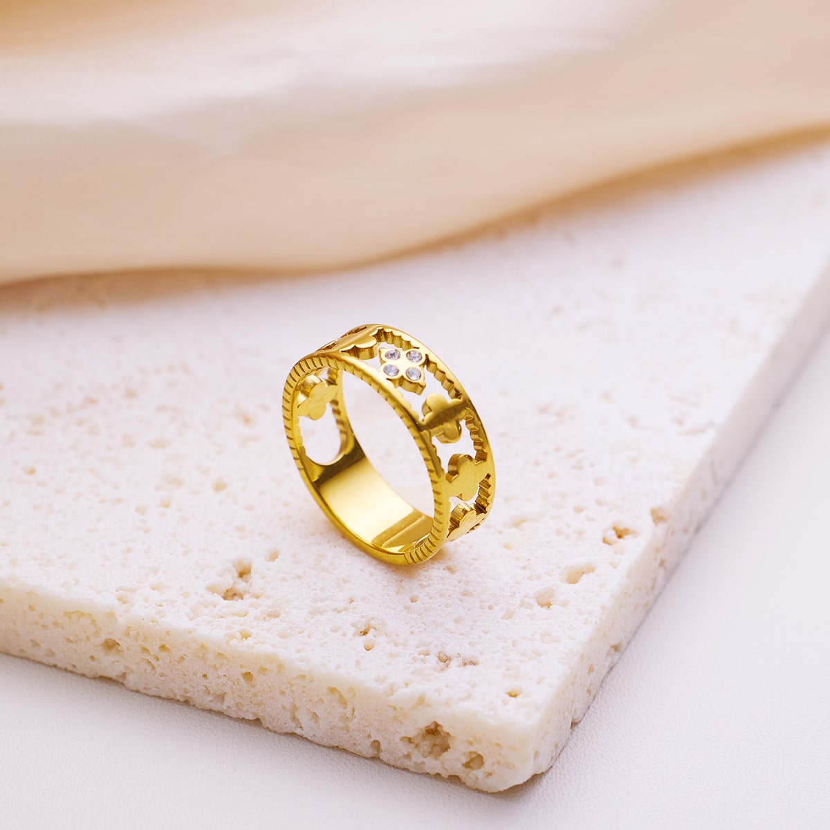 Luxuriöser Edelstahlring mit vierblättrigem Kleeblatt-Design