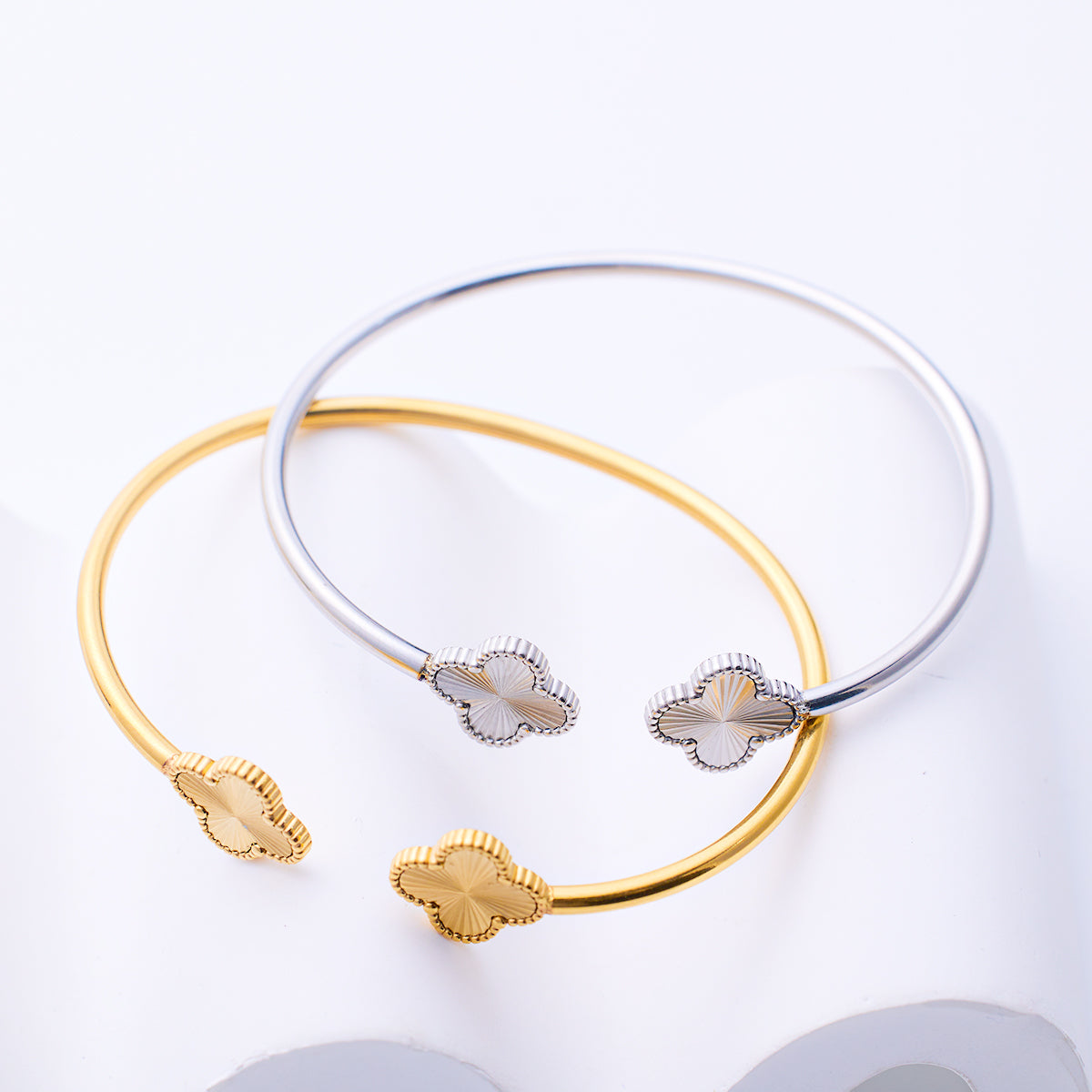 Stainless steel plated 18-karat gold four-leaf clover semi-closed loop bracelet