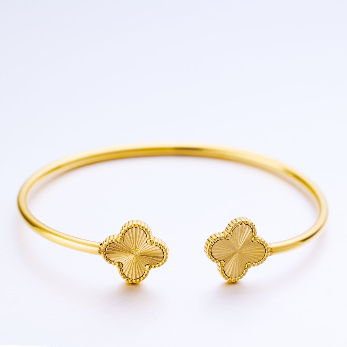 Stainless steel plated 18-karat gold four-leaf clover semi-closed loop bracelet