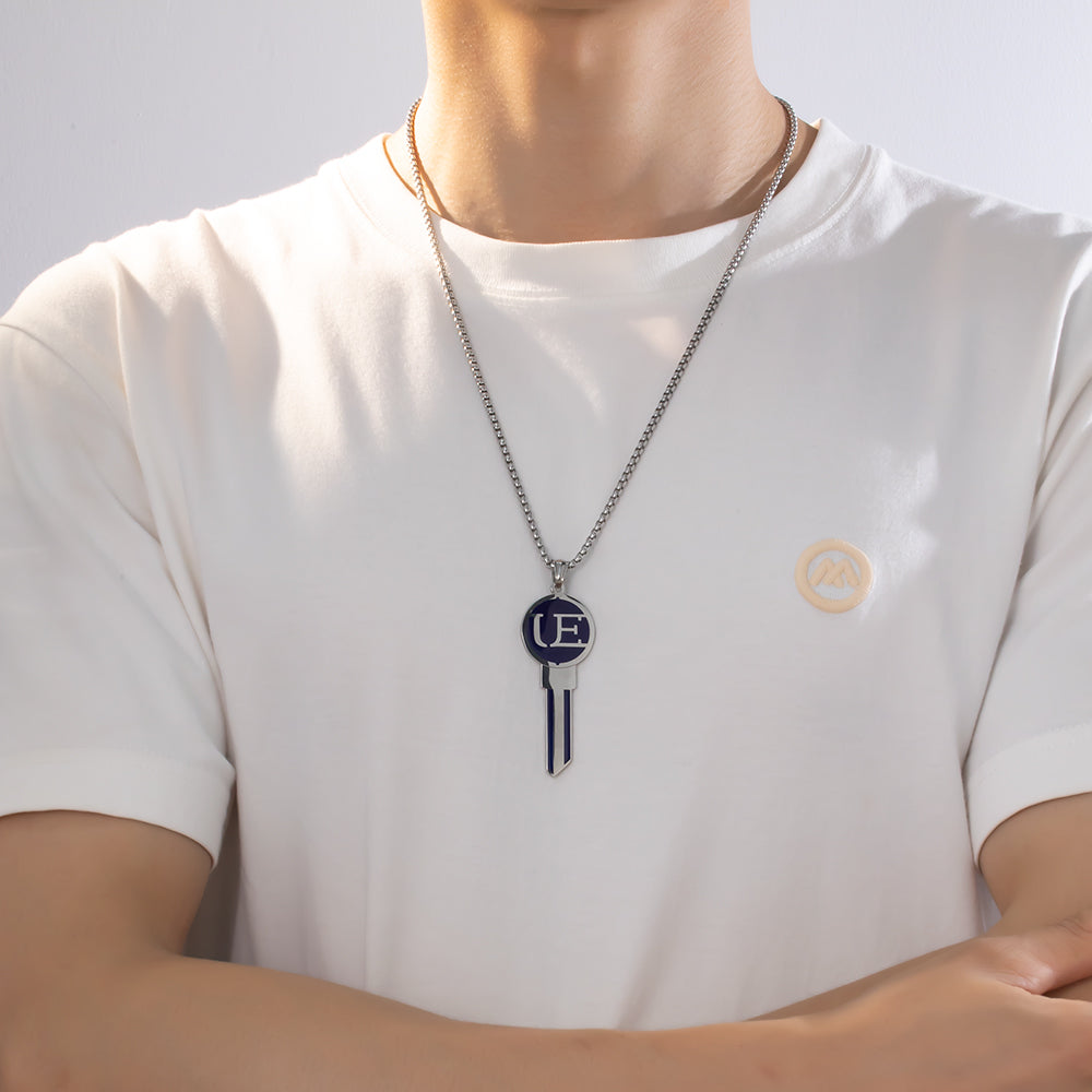 Key Pendant Necklace – Elegant & Symbolic Design