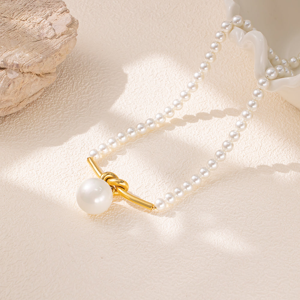 Elegant Glass Pearl Necklace – Small Pearls Surrounding a Centerpiece Pearl