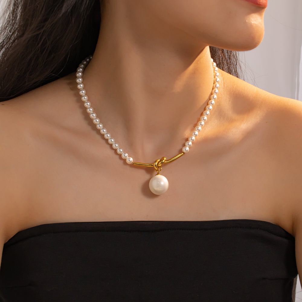 Elegant Glass Pearl Necklace – Small Pearls Surrounding a Centerpiece Pearl