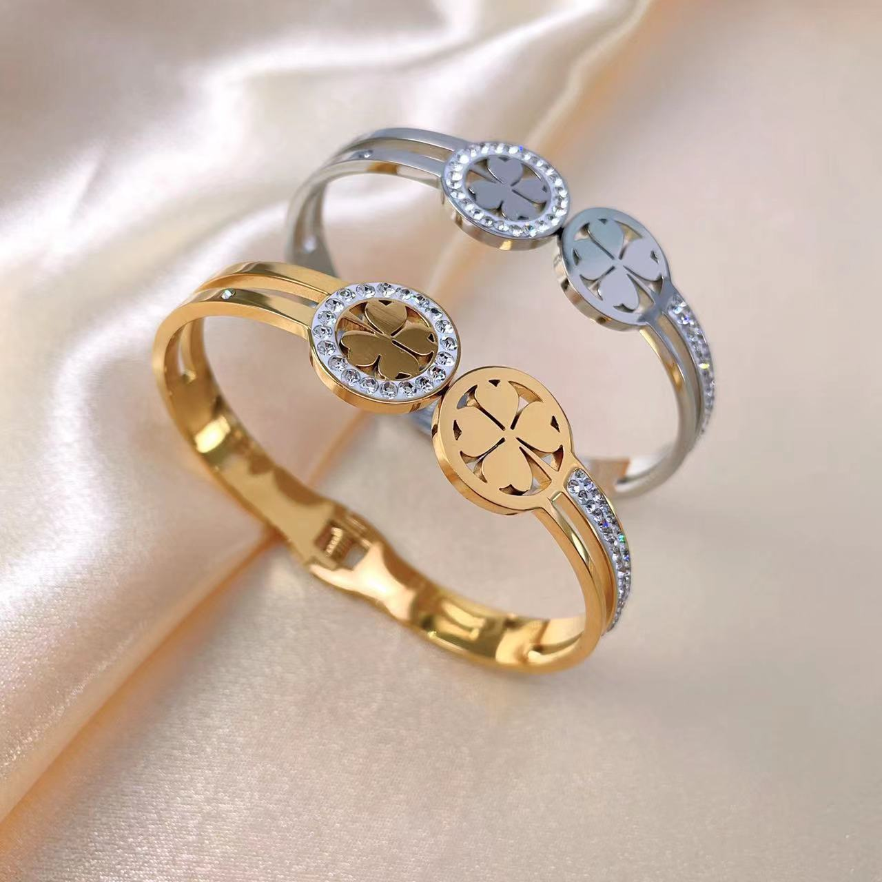 Stainless steel 18K gold-plated four-leaf zircon bangle