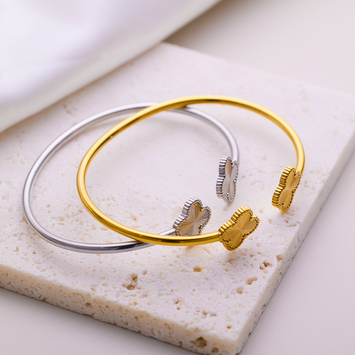 Stainless steel 18K gold plated four-leaf clover bangle