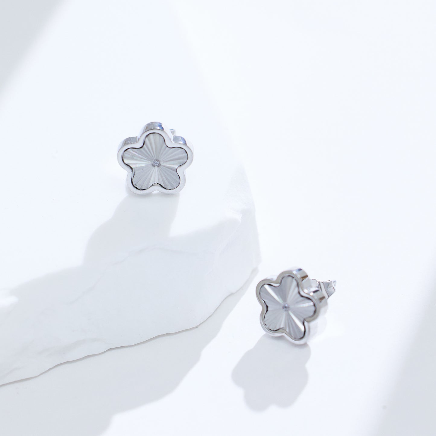 Stainless steel silver plated five-leaf grass earrings