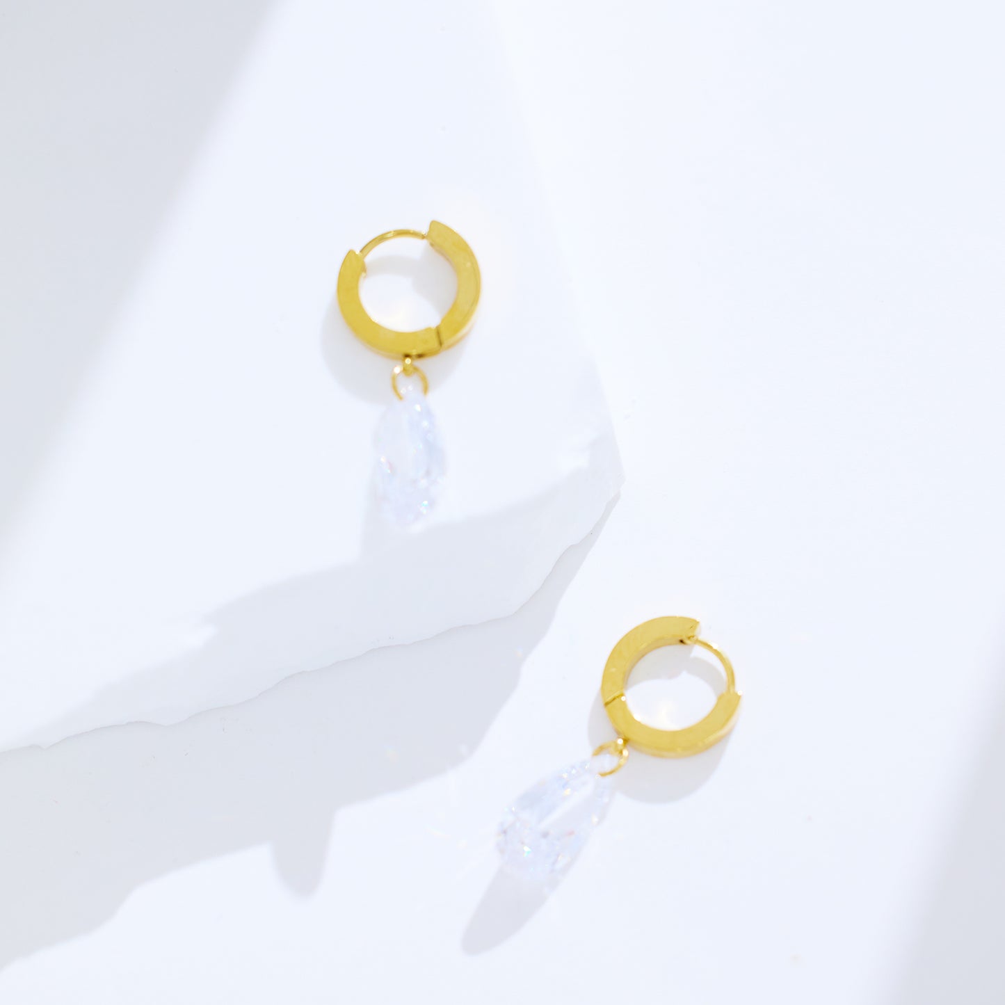 Stainless steel plated 18-karat gold with bright diamond earrings