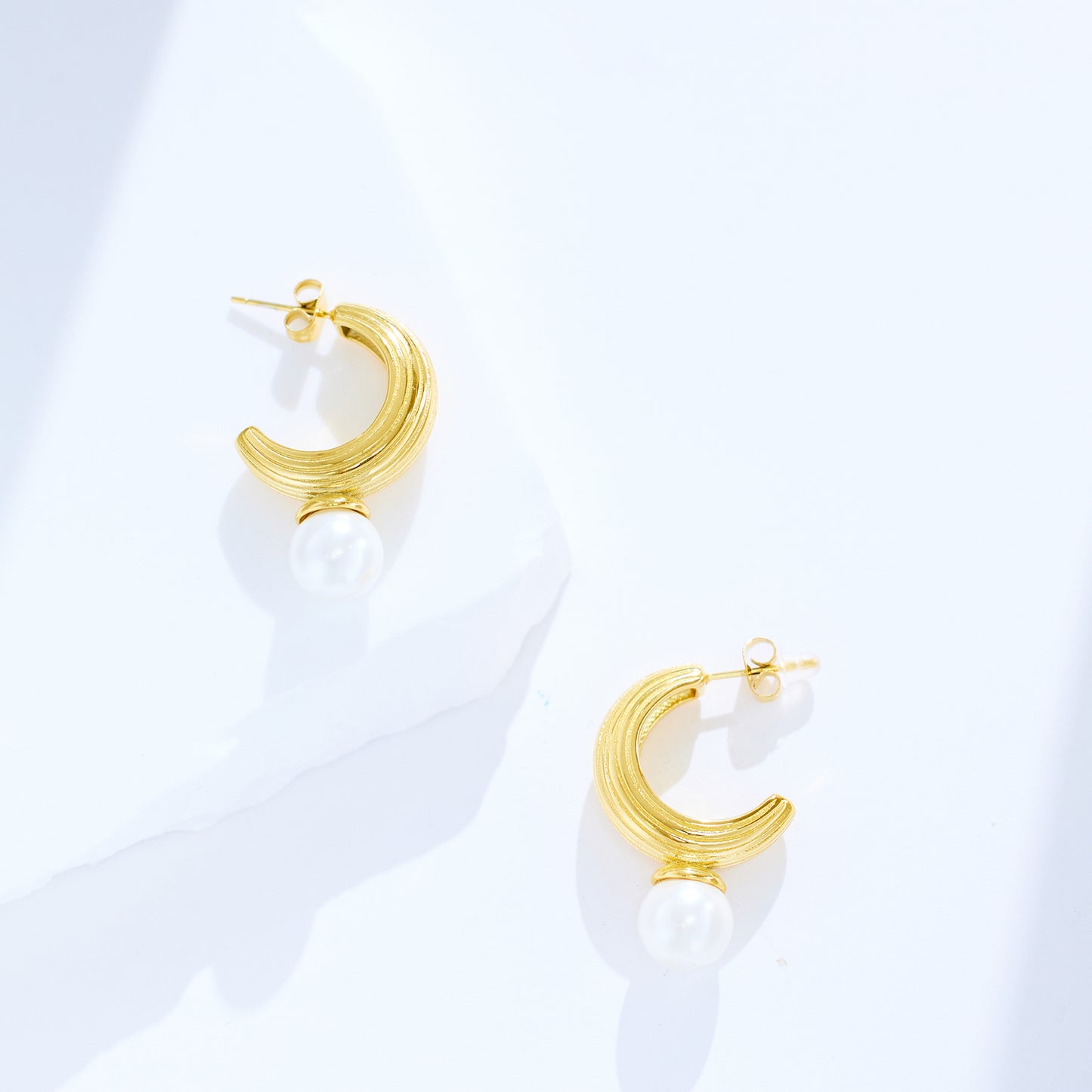 18K gold banana-shaped earrings in stainless steel