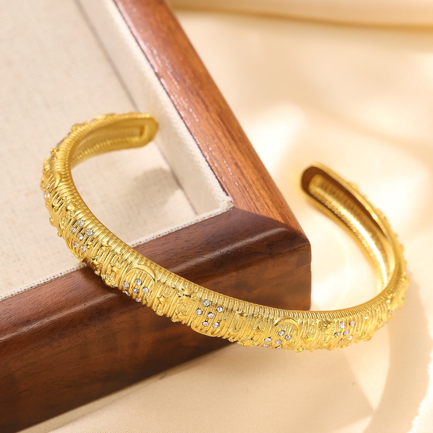 Stainless steel plated 18K gold bracelet with diamond half opening