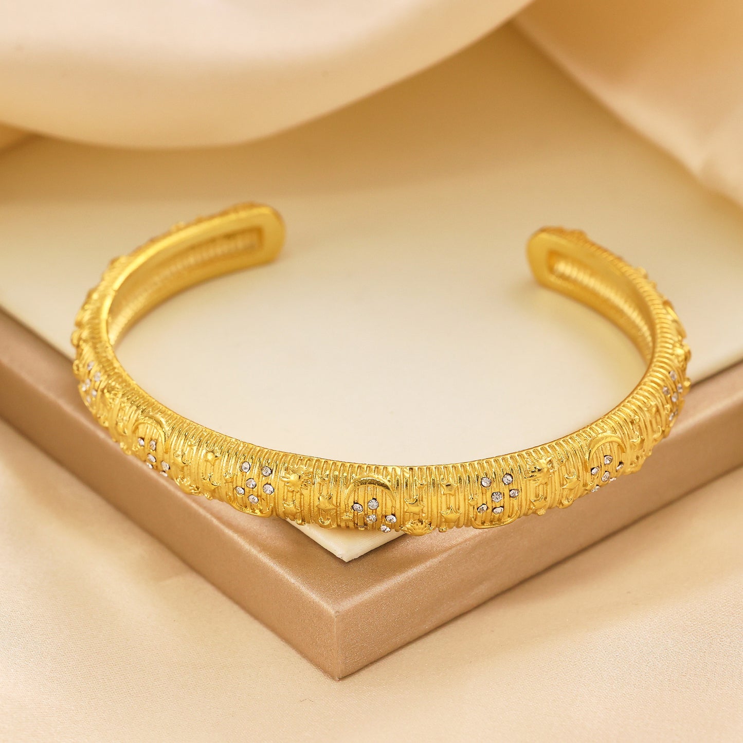 Stainless steel plated 18K gold bracelet with diamond half opening