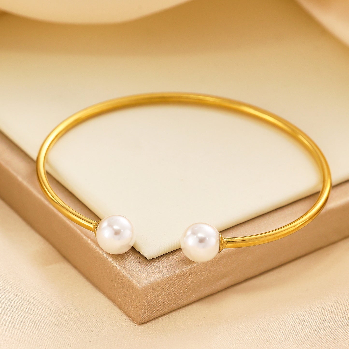 Stainless steel plated 18K gold bracelet with pearl