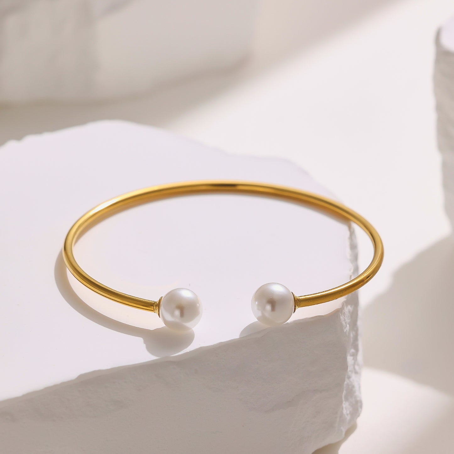 Stainless steel plated 18K gold bracelet with pearl