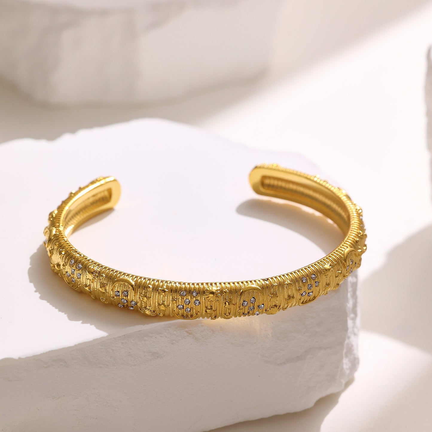 Stainless steel plated 18K gold bracelet with diamond half opening