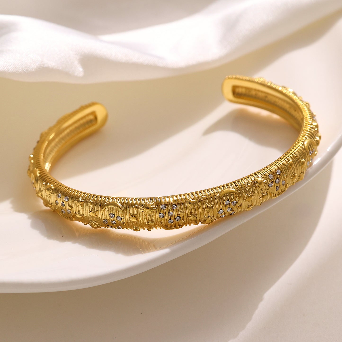 Stainless steel plated 18K gold bracelet with diamond half opening