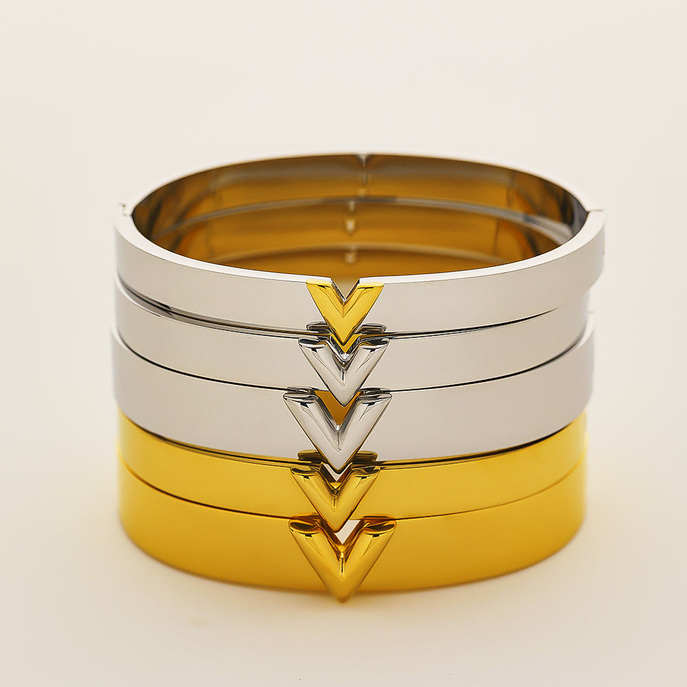 V-shaped bracelet in stainless steel plated 18K gold