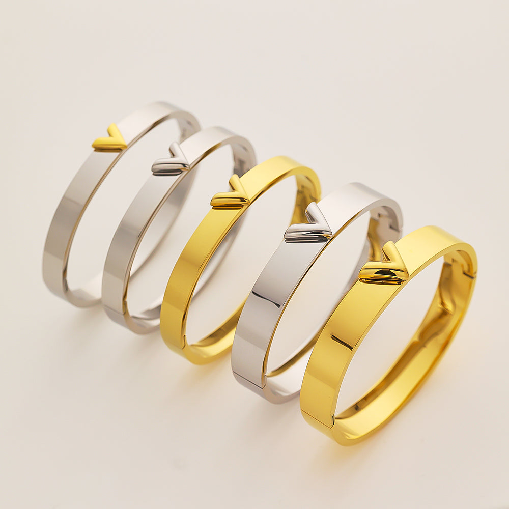 V-shaped bracelet in stainless steel plated 18K gold