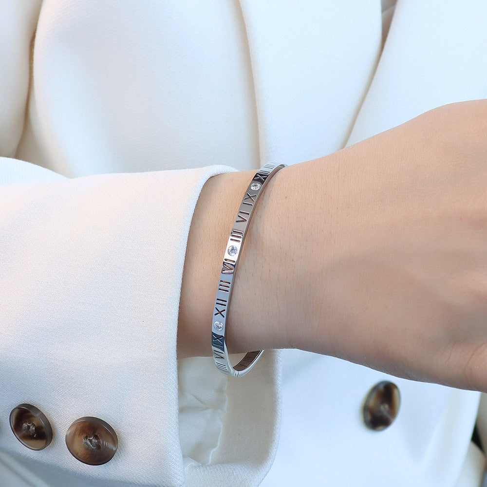 Armband mit Diamanten und römischen Ziffern aus Titanstahl, vergoldet mit 18 Karat 