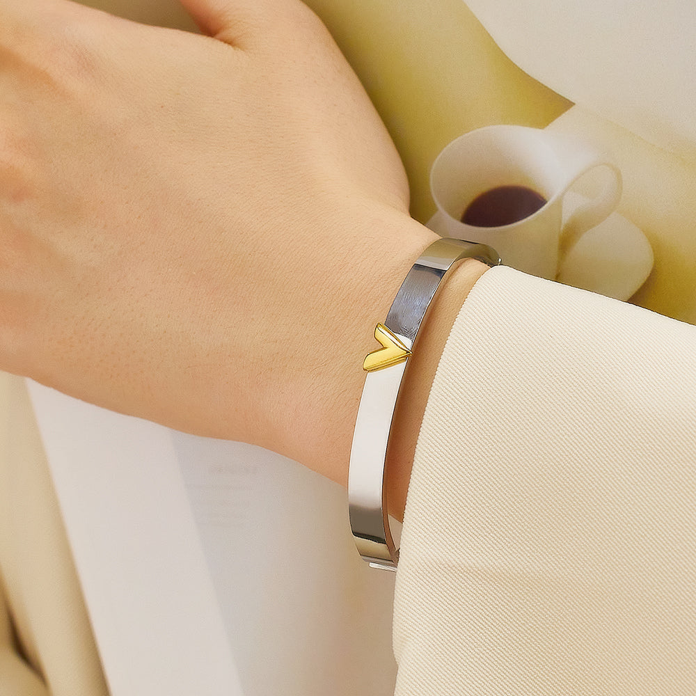 V-shaped bracelet in stainless steel plated 18K gold