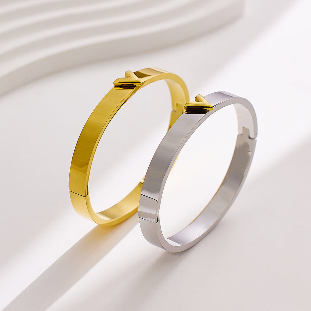 V-shaped bracelet in stainless steel plated 18K gold