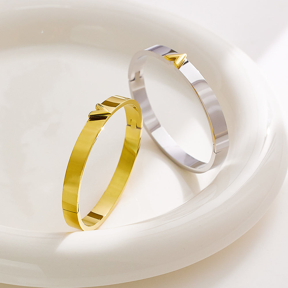 V-shaped bracelet in stainless steel plated 18K gold